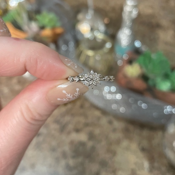 925 Sterling Silver Cubic Zirconia Snowflake Ring - Picture 7 of 10